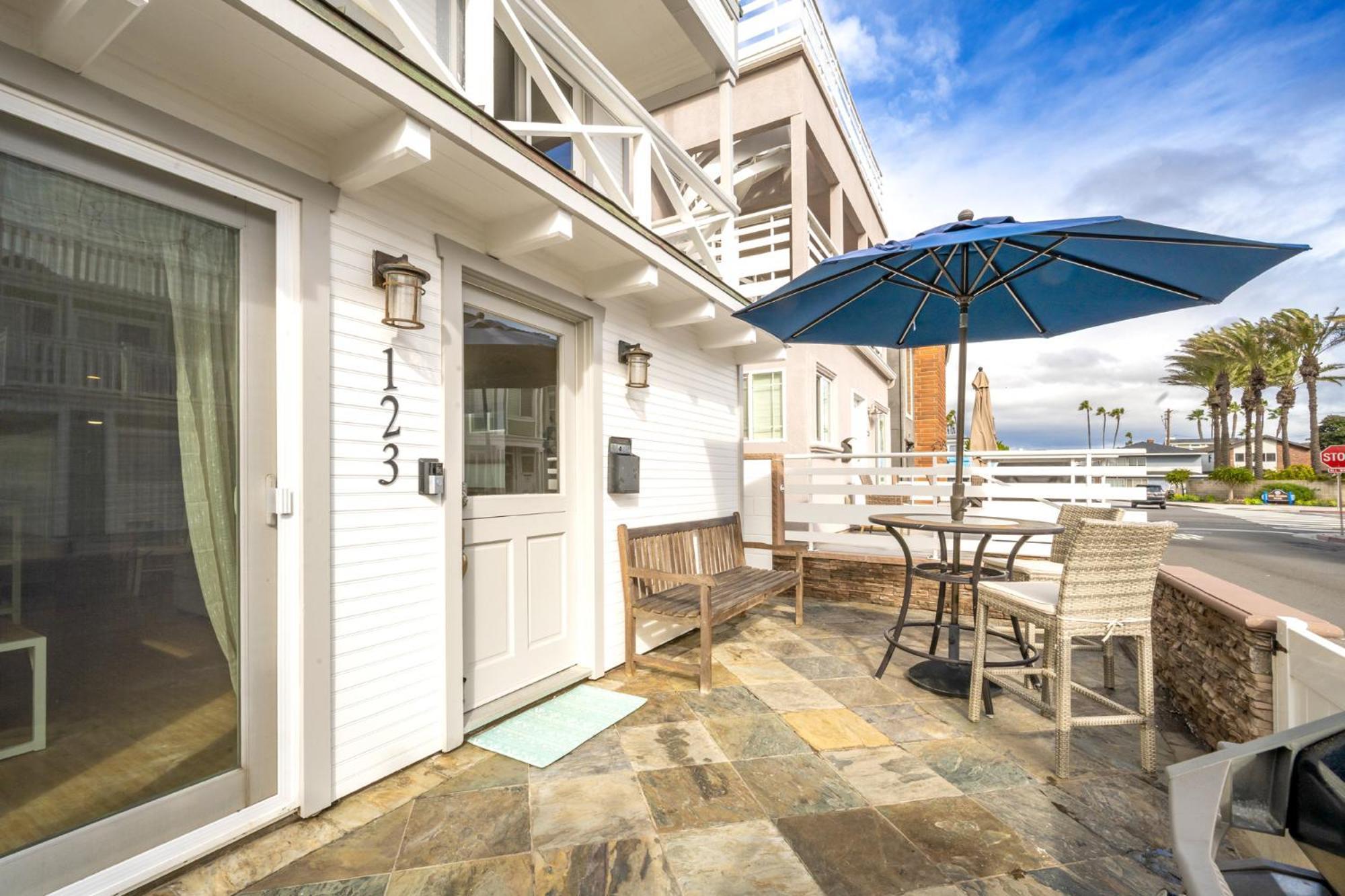 Freshly Renovated House Steps To The Holiday home Newport Beach