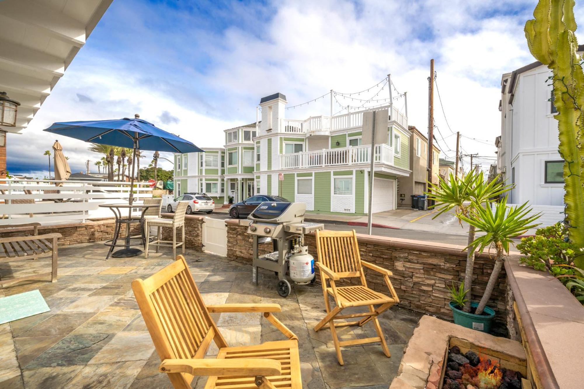 Freshly Renovated House Steps To The Newport Beach