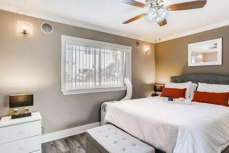 Awesome 3br 2bth 1 Block To C2 Holiday home