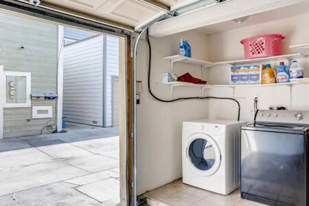 Holiday home Awesome 3br 2bth 1 Block To C2