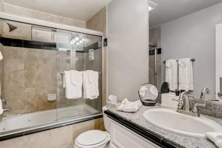 Awesome 3br 2bth 1 Block To C2