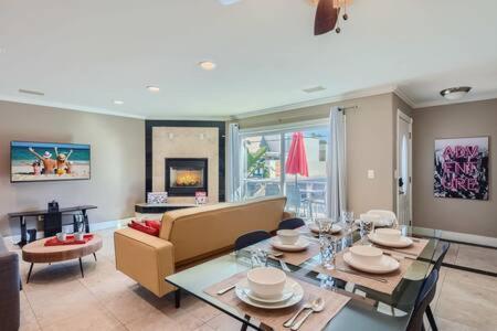 Awesome 3br 2bth 1 Block To C2 Holiday home *