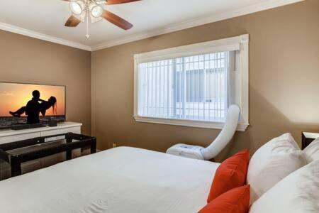 Awesome 3br 2bth 1 Block To C2 Holiday home Newport Beach