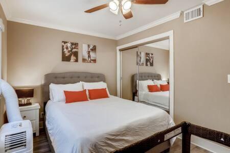 Awesome 3br 2bth 1 Block To C2 Holiday home