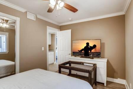 Awesome 3br 2bth 1 Block To C2 Holiday home
