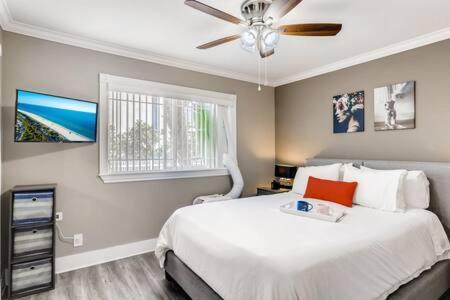 Holiday home Awesome 3br 2bth 1 Block To C2 Newport Beach