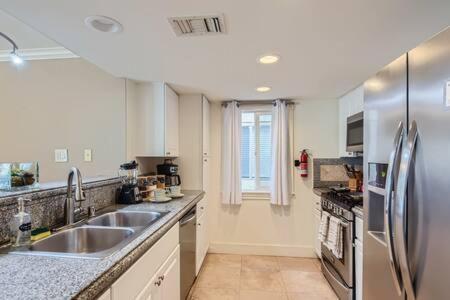 Awesome 3br 2bth 1 Block To C2 *