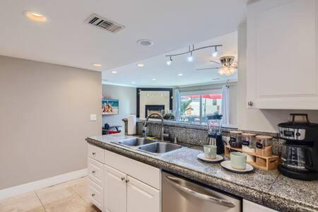 Holiday home Awesome 3br 2bth 1 Block To C2 Newport Beach