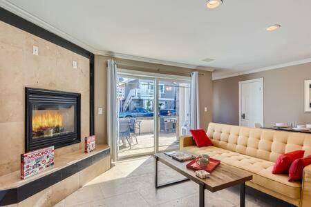 Awesome 3br 2bth 1 Block To C2 Holiday home Newport Beach