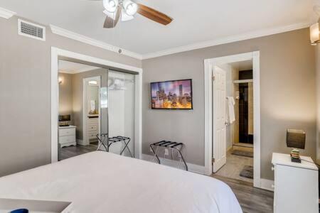 Awesome 3br 2bth 1 Block To C2 Holiday home